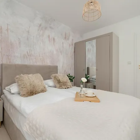 Exceptional Apartment With Parking By Noclegi Renters Katovice Exteriér fotografie